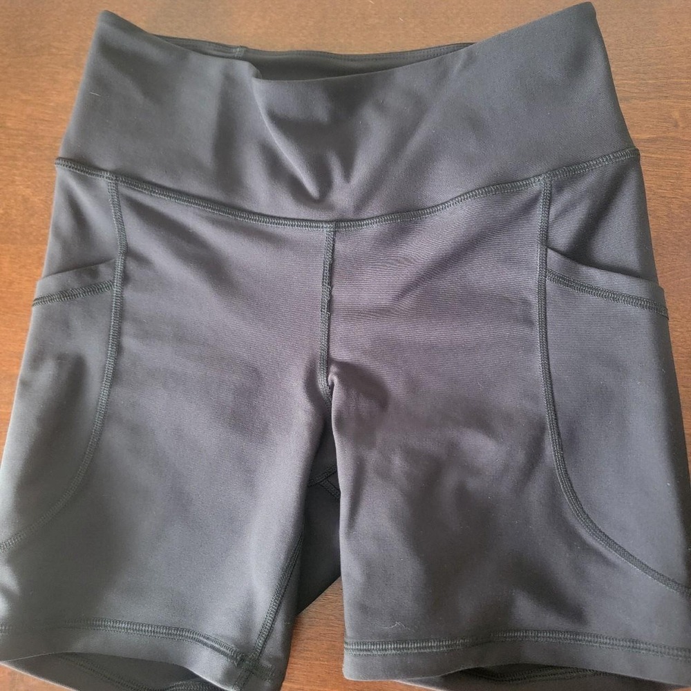Old Navy Black Powersoft Women's Medium 6" Running Gym Cycling Bike Shorts EUC
